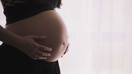 Mujer muere junto a su bebé tras intentar dar a luz sola siguiendo un tutorial de YouTube