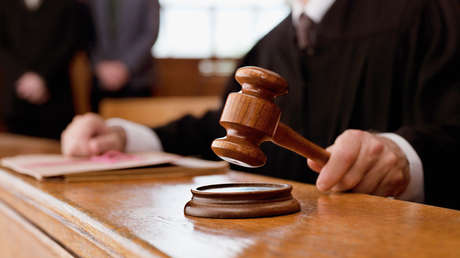 Expolicía argentino condenado por delitos de lesa humanidad demanda a su hija por "indignidad"