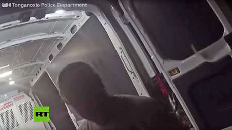 VIDEO: Policía de EE.UU. detiene a un afroamericano mientras hacía la mudanza a su nueva casa