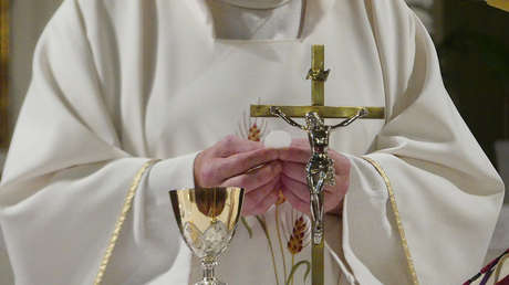 VIDEO: El momento exacto del apuñalamiento de un sacerdote durante una misa en Montreal