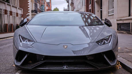 VIDEO: Acelera con un Lamborghini Huracan Performante de  dólares  por una calle y lo destroza al instante - RT