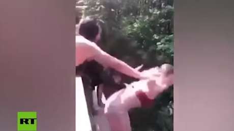 Condenan a dos días de cárcel a una adolescente de EE.UU. que empujó a una amiga de un puente (VIDEO)