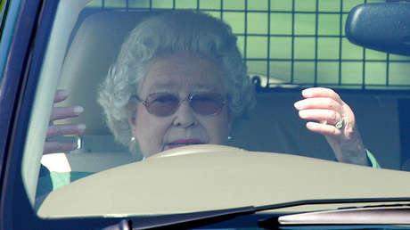 La reina Isabel II habría aceptado dejar de conducir sus automóviles en vías públicas