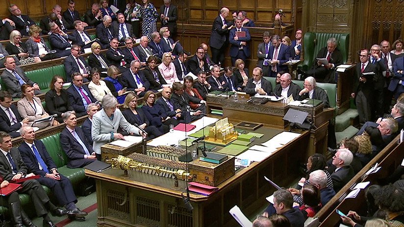 FOTO: Manifestantes semidesnudos irrumpen en el Parlamento británico durante el debate del Brexit