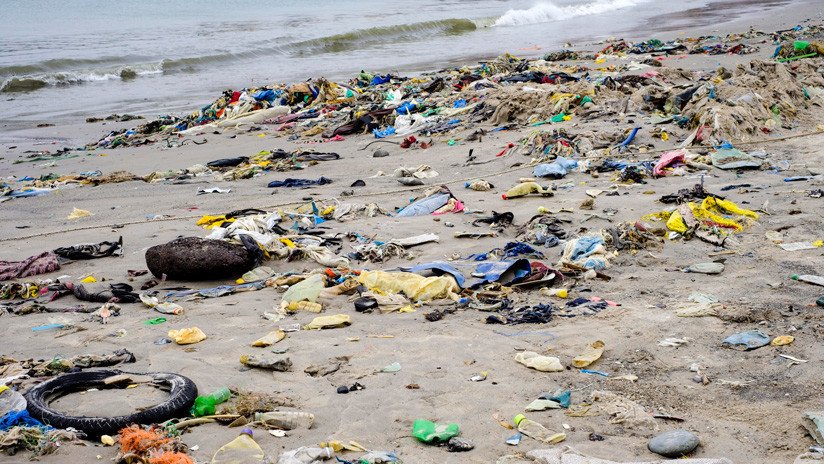 VIDEO: Las impactantes imágenes que muestran cómo llegan kilos de plástico a una playa española