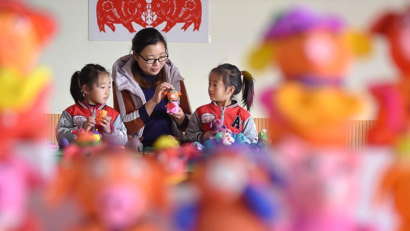 Una maestra de jardín de infantes envenena a más de 20 niños en China para vengarse de una compañera