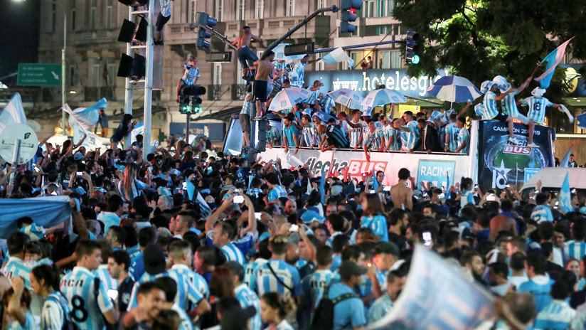 Un hincha de Racing desentierra el cráneo de su abuelo y lo lleva al Obelisco de Buenos Aires para 'celebrar' la Superliga