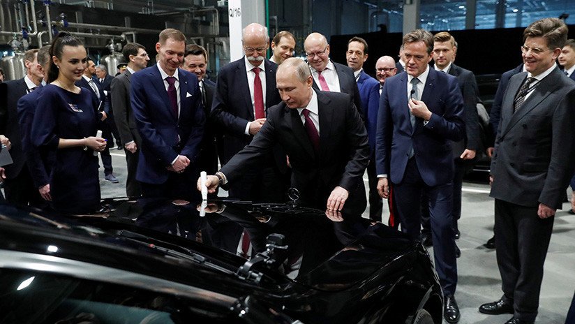 Putin inaugura la primera planta de ensamblaje de Mercedes-Benz en Rusia y entra en la fábrica en su Aurus