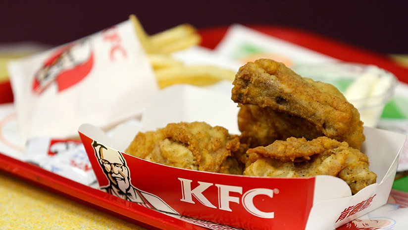 Una madre quema con una plancha a sus hijos porque se comieron su KFC 