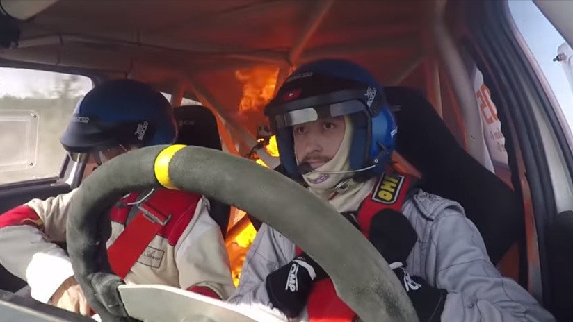 VIDEO: Se incendia un vehículo de 'rally' con sus dos pilotos dentro durante una carrera en Argentina