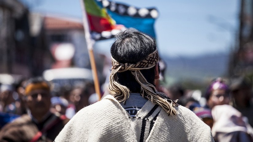 Filman cómo mapuches golpean con palos a carabineros durante una marcha en Chile (VIDEO)