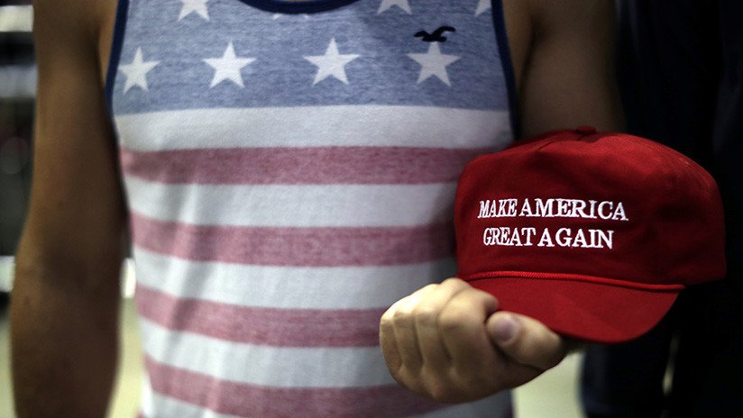 Le arranca una gorra con el eslogan de Trump 'Haz América grande otra vez' y recibe un espadazo