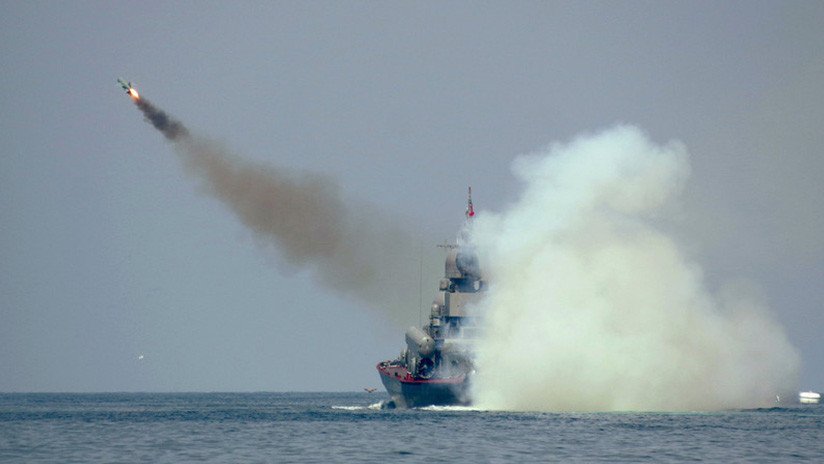 VIDEO: Corbetas portamisiles rusas simulan un ataque en el mar Negro
