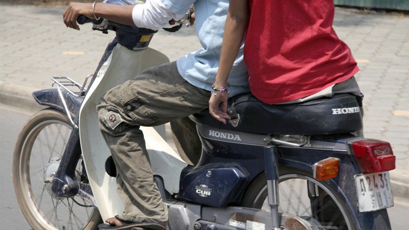 VIDEO: Un todoterreno arolla a una pareja que circulaba en moto por India