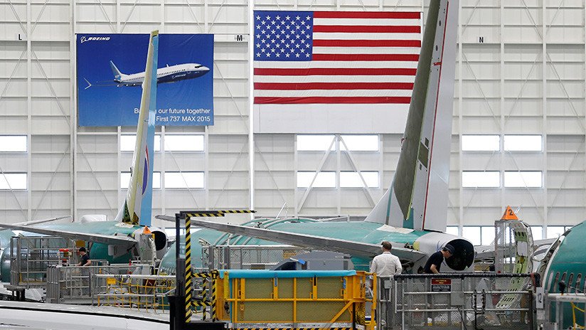Boeing reducirá la producción de 737 MAX a raíz de los accidentes de sus aeronaves