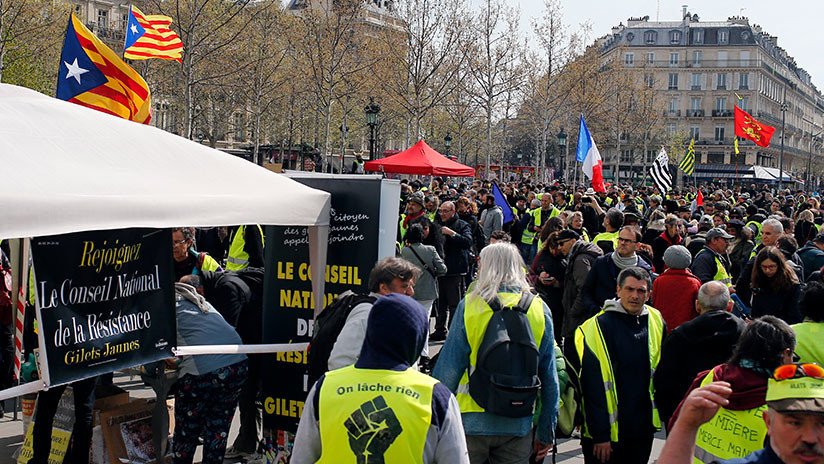 VIDEO: Los 'chalecos amarillos' vuelven a la carga en su 21.ª semana de protestas contra Macron