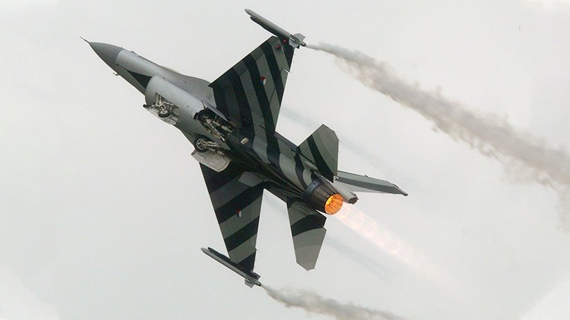 Un caza F-16 de los Países Bajos terminó impactado por su propio proyectil