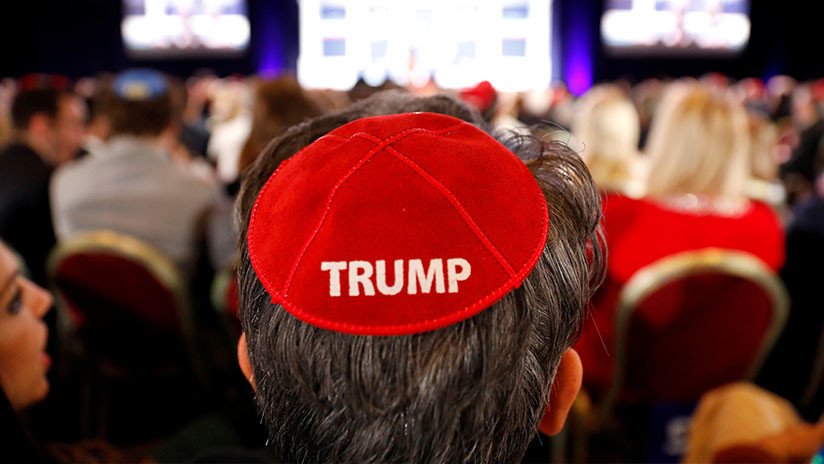 Trump 'se le sube a la cabeza' a los republicanos judíos: Kipás alusivas al presidente agitan la Red