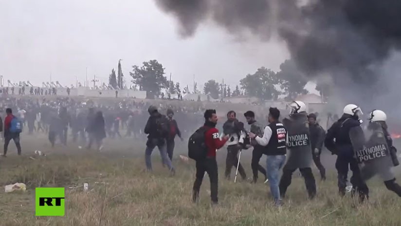 VIDEO: La Policía usa gases lacrimógenos contra refugiados durante una protesta en el norte de Grecia