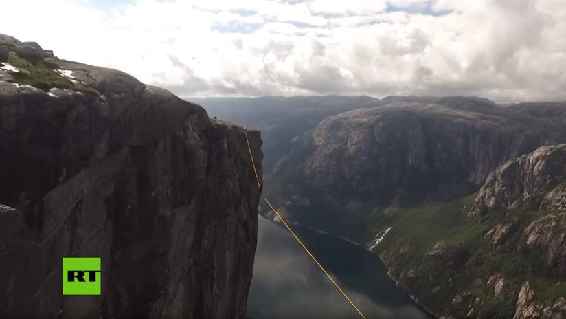 Video: Un profesional del 'slackline' evita por los pelos caer desde 1.000 metros de altura