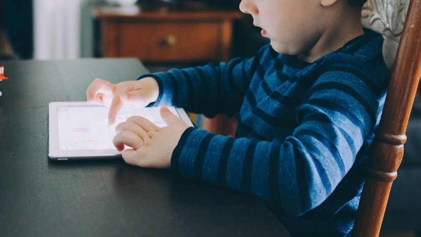 FOTO: Un niño bloquea el iPad de su padre por casi medio siglo