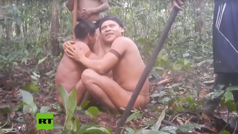 VIDEO: Los miembros de una tribu amazónica aislada se reencuentan con sus familiares que creían muertos