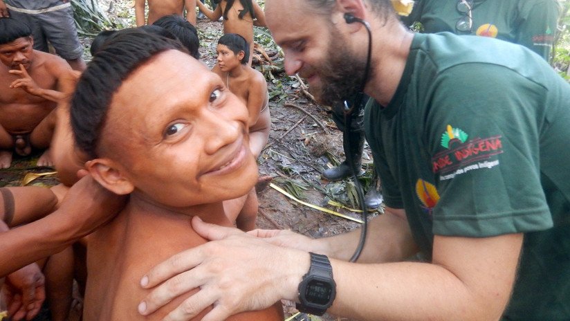 VIDEO, FOTOS: Una misión de alto riesgo contacta con indígenas aislados y reduce la tensión en la Amazonía brasileña