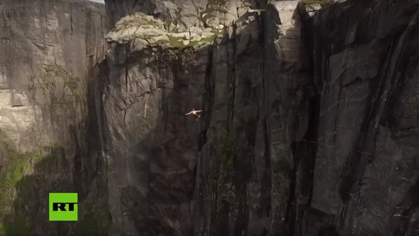 VIDEO: Un profesional del 'slackline' pierde el equilibrio a 1.000 metros de altura en medio de un acantilado