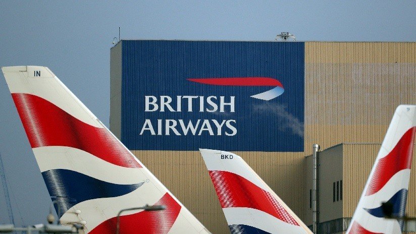 FOTO: Piloto de British Airways causa pánico entre los pasajeros al dejar caer las máscaras de oxígeno por error