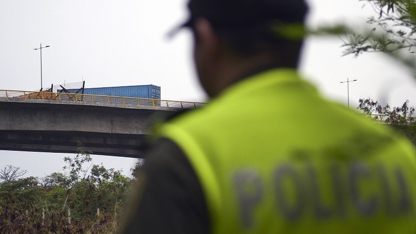 VIDEO: Dramático momento en que policías frustran el intento de suicidio de una mujer que quería tirarse de un puente en Colombia