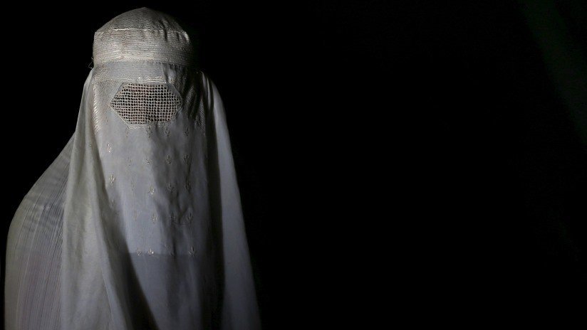 Una activista pakistaní enciende las redes con una foto de su esposo llevando burka