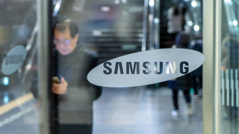 VIDEOS: Samsung presenta un nuevo 'smartphone' con triple cámara reversible y emergente