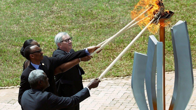 VIDEO: El presidente de la Comisión Europea casi quema con una antorcha a la esposa del presidente de Ruanda 