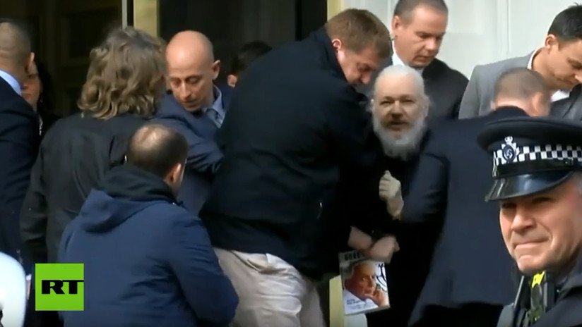 VIDEO: Momento de la salida de Julian Assange de la Embajada de Ecuador forzado por la Policía británica