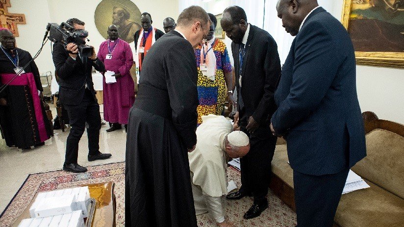 VIDEO: El papa Francisco besa los pies de los líderes de Sudán del Sur para persuadirlos a reconciliarse
