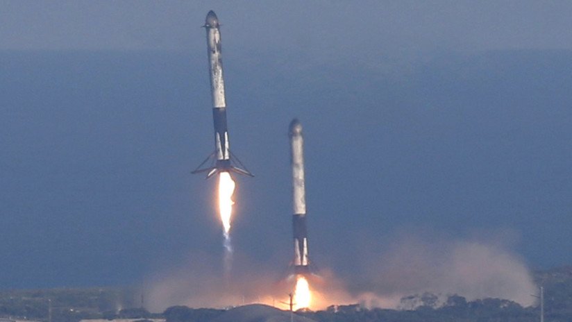 VIDEO: SpaceX logra el aterrizaje exitoso por primera vez de los tres propulsores del cohete súper pesado Falcon Heavy