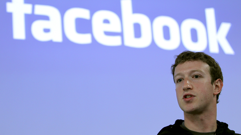Un grupo de accionistas de Facebook propone retirarle la presidencia a Zuckerberg