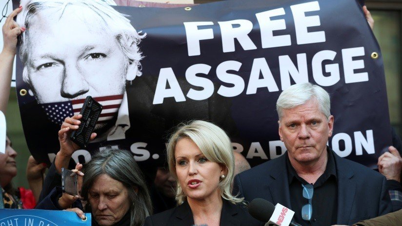 Abogada de Assange: "Ecuador le acusa de 'mala conducta' para justificar el acto ilícito de su arresto"