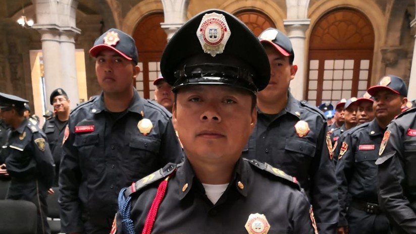 Premian al policía bautizado como 'Todo Solito' por frustrar un asalto sin refuerzos en México