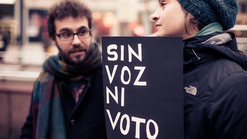 El voto rogado: el laberinto burocrático que dificulta que los expatriados españoles participen en sus elecciones 