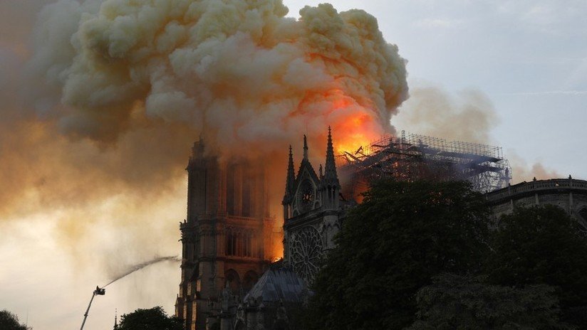 El incendio se extiende a una de las torres de la catedral de Notre Dame de París