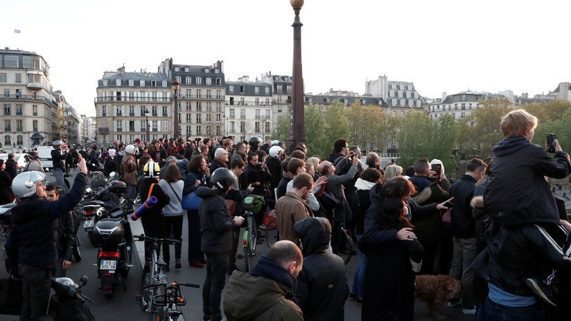 Franceses y turistas conmocionados por el incendio en la catedral de Notre Dame