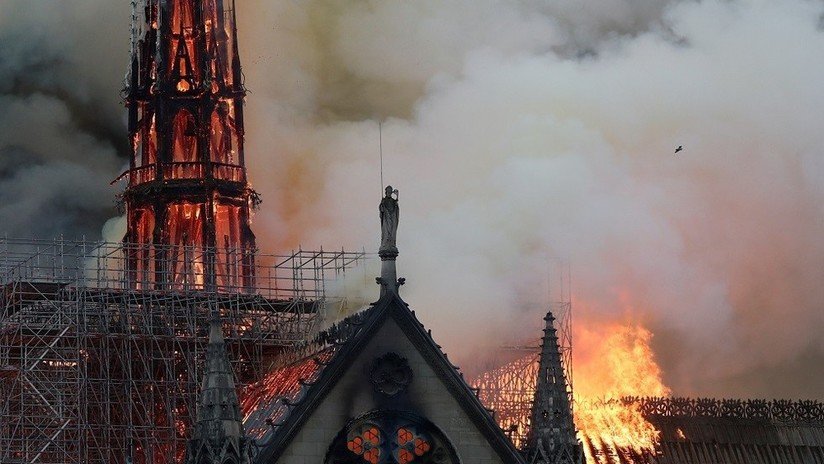 Bomberos: La estructura de Notre Dame de París se ha salvado de la destrucción total