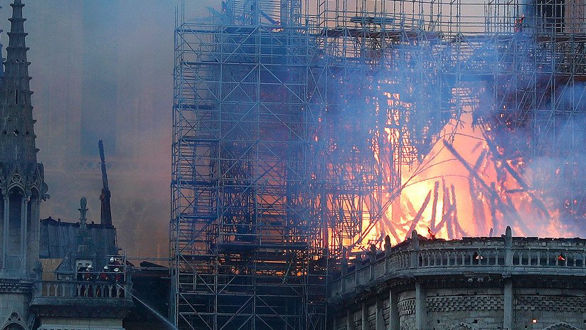 El interior de la catedral de Notre Dame de París tras ser devastada por el incendio