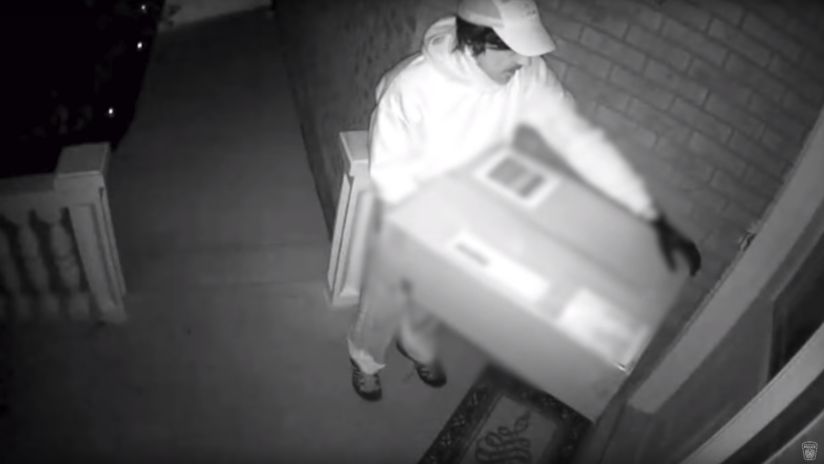 VIDEO: Se hace pasar por repartidor y le dispara a una mujer con una ballesta escondida en una caja