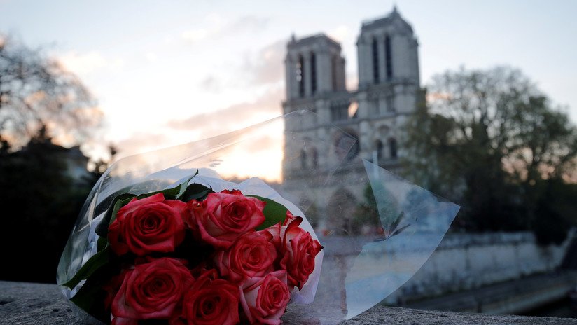 Se busca al protagonista de esta preciosa foto tomada minutos antes del incendio de Notre Dame