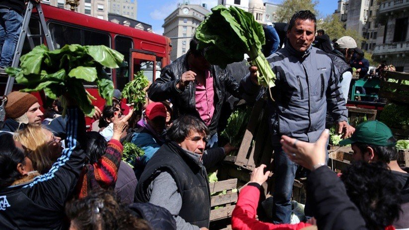 Agricultores argentinos exigen mejores condiciones de venta para sus productos a través de 'verdurazos'