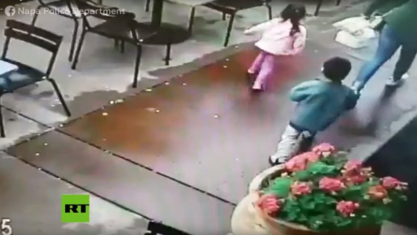 VIDEO: Una mujer y sus hijos se salvan milagrosamente de ser atropellados al estrellarse un coche contra un restaurante