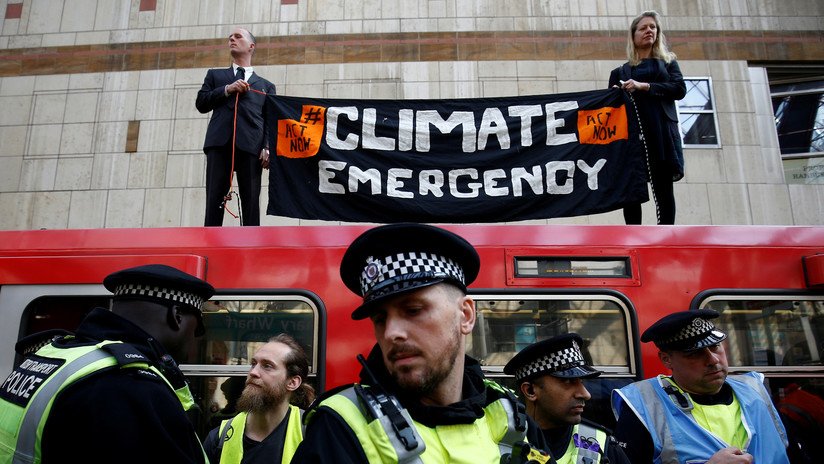 Activistas contra el cambio climático 'se pegan' a un tren en Londres (VIDEO)