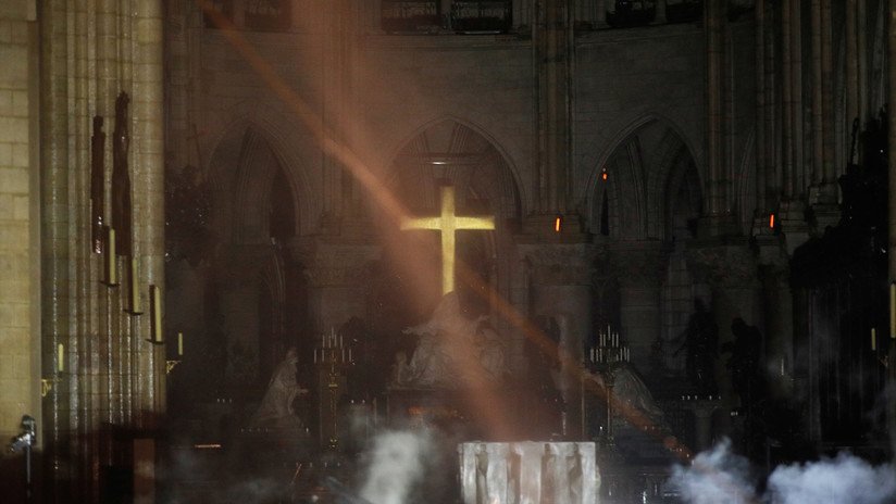 La cruz y el altar de la catedral de Notre Dame desatan una 'batalla' religiosa en la red